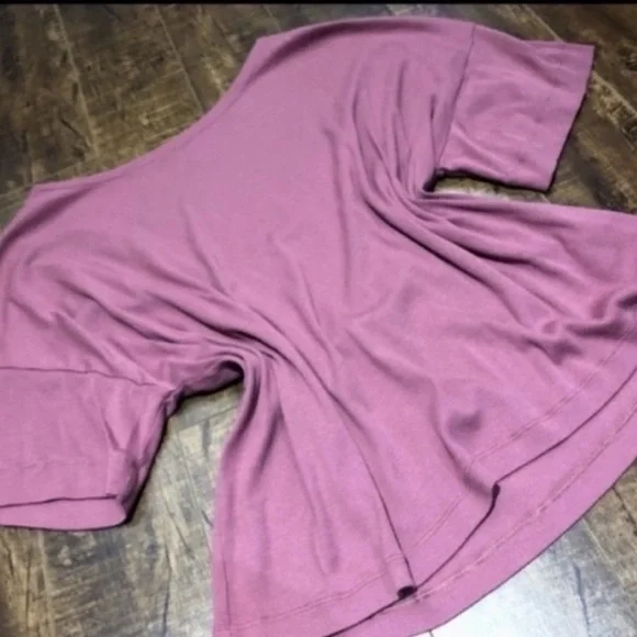 Reebok top - Picture 2 of 2